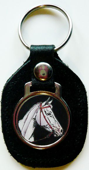Leder-Schlüsselanhänger mit Pferdemotiv auf Metallplakette